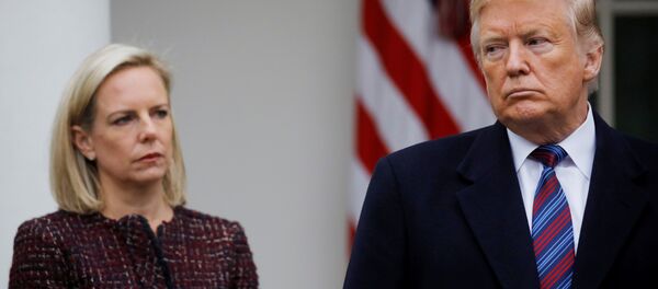 ترامب وكريستين نيلسن - سبوتنيك عربي