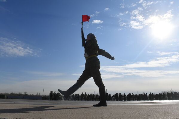جنود خلال بروفة العرض العسكري بمناسبة مرور الذكرى الـ 74 لـ عيد النصر على أمانيا النازية في الحرب الوطنية العظمى (1941-1945)  في حقل التدريب العسكري ألابينو في ضواحي موسكو - سبوتنيك عربي