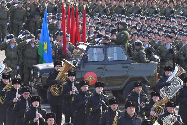 جنود خلال بروفة العرض العسكري بمناسبة مرور الذكرى الـ 74 لـ عيد النصر على أمانيا النازية في الحرب الوطنية العظمى (1941-1945)  في حقل التدريب العسكري ألابينو في ضواحي موسكو - سبوتنيك عربي