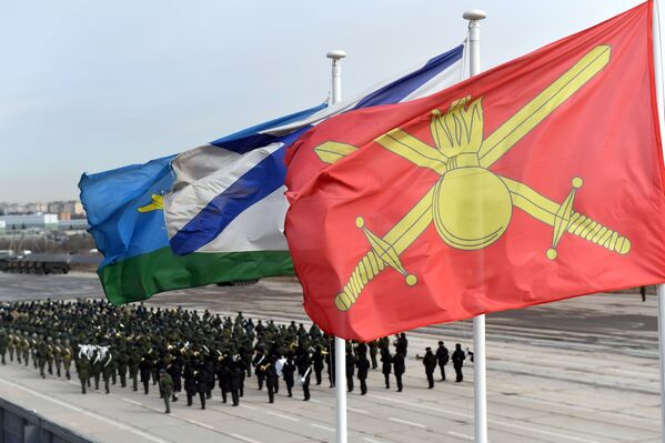 جنود خلال بروفة العرض العسكري بمناسبة مرور الذكرى الـ 74 لـ عيد النصر على أمانيا النازية في الحرب الوطنية العظمى (1941-1945)  في حقل التدريب العسكري ألابينو في ضواحي موسكو - سبوتنيك عربي