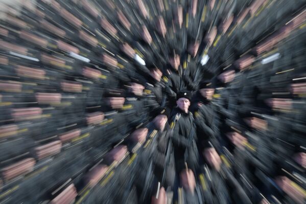 جنود خلال بروفة العرض العسكري بمناسبة مرور الذكرى الـ 74 لـ عيد النصر على أمانيا النازية في الحرب الوطنية العظمى (1941-1945)  في حقل التدريب العسكري ألابينو في ضواحي موسكو - سبوتنيك عربي