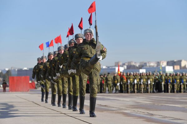 جنود خلال بروفة العرض العسكري بمناسبة مرور الذكرى الـ 74 لـ عيد النصر على أمانيا النازية في الحرب الوطنية العظمى (1941-1945)  في حقل التدريب العسكري ألابينو في ضواحي موسكو - سبوتنيك عربي