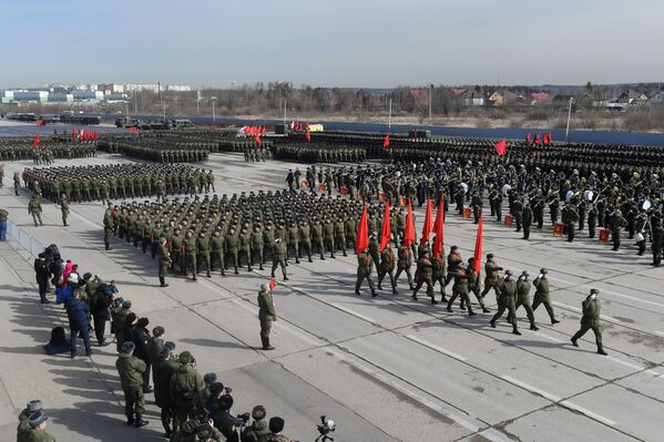 جنود خلال بروفة العرض العسكري بمناسبة مرور الذكرى الـ 74 لـ عيد النصر على أمانيا النازية في الحرب الوطنية العظمى (1941-1945)  في حقل التدريب العسكري ألابينو في ضواحي موسكو - سبوتنيك عربي