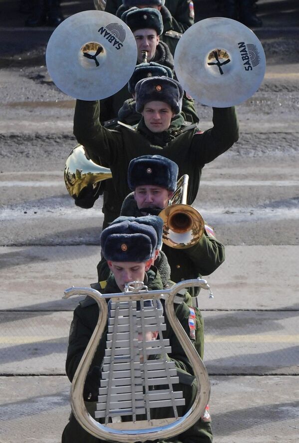 جنود خلال بروفة العرض العسكري بمناسبة مرور الذكرى الـ 74 لـ عيد النصر على أمانيا النازية في الحرب الوطنية العظمى (1941-1945)  في حقل التدريب العسكري ألابينو في ضواحي موسكو - سبوتنيك عربي