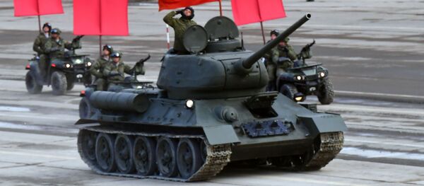 دبابات تي-34، خلال بروفة العرض العسكري بمناسبة مرور الذكرى الـ 74 لـ عيد النصر على أمانيا النازية في الحرب الوطنية العظمى (1941-1945) في حقل التدريب العسكري ألابينو في ضواحي موسكو دبابات تي-34، خلال بروفة العرض العسكري بمناسبة مرور الذكرى الـ 74 لـ عيد النصر على أمانيا النازية في الحرب الوطنية العظمى (1941-1945) في حقل التدريب العسكري ألابينو في ضواحي موسكو - سبوتنيك عربي