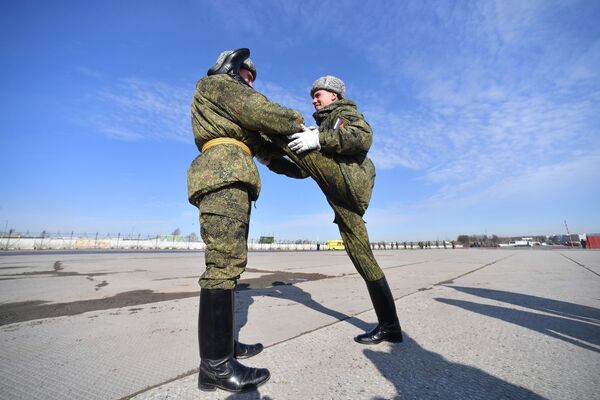 جنود خلال بروفة العرض العسكري بمناسبة مرور الذكرى الـ 74 لـ عيد النصر على أمانيا النازية في الحرب الوطنية العظمى (1941-1945)  في حقل التدريب العسكري ألابينو في ضواحي موسكو - سبوتنيك عربي