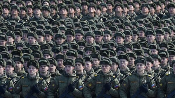 جنود خلال بروفة العرض العسكري بمناسبة مرور الذكرى الـ 74 لـ عيد النصر على أمانيا النازية في الحرب الوطنية العظمى (1941-1945)  في حقل التدريب العسكري ألابينو في ضواحي موسكو - سبوتنيك عربي