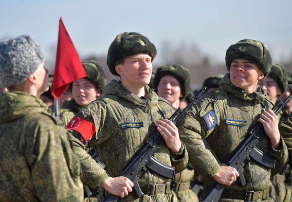 جنود خلال بروفة العرض العسكري بمناسبة مرور الذكرى الـ 74 لـ عيد النصر على أمانيا النازية في الحرب الوطنية العظمى (1941-1945)  في حقل التدريب العسكري ألابينو في ضواحي موسكو - سبوتنيك عربي