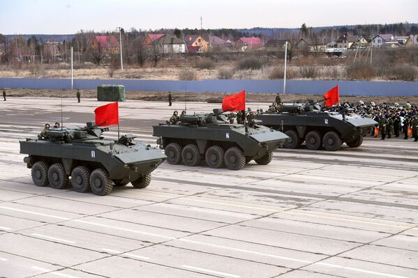 ناقلات جنود مدرعة بومبيرانغ، خلال بروفة العرض العسكري بمناسبة مرور الذكرى الـ 74 لـ عيد النصر على أمانيا النازية في الحرب الوطنية العظمى (1941-1945)  في حقل التدريب العسكري ألابينو في ضواحي موسكو - سبوتنيك عربي