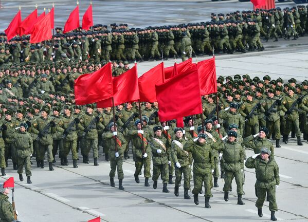 جنود خلال بروفة العرض العسكري بمناسبة مرور الذكرى الـ 74 لـ عيد النصر على أمانيا النازية في الحرب الوطنية العظمى (1941-1945)  في حقل التدريب العسكري ألابينو في ضواحي موسكو - سبوتنيك عربي