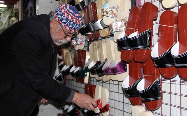 قبقاب غوار لعلاج السكري والأكزيما...آخر صنّاع القباقيب بدمشق يدعو لانتعاله مجدداً - سبوتنيك عربي