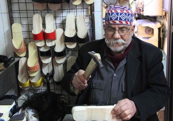 قبقاب غوار لعلاج السكري والأكزيما...آخر صنّاع القباقيب بدمشق يدعو لانتعاله مجدداً - سبوتنيك عربي