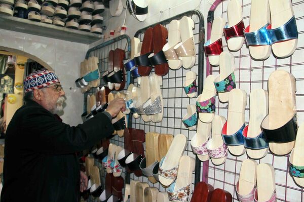 قبقاب غوار لعلاج السكري والأكزيما...آخر صنّاع القباقيب بدمشق يدعو لانتعاله مجدداً - سبوتنيك عربي