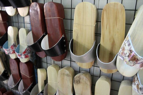 قبقاب غوار لعلاج السكري والأكزيما...آخر صنّاع القباقيب بدمشق يدعو لانتعاله مجدداً - سبوتنيك عربي