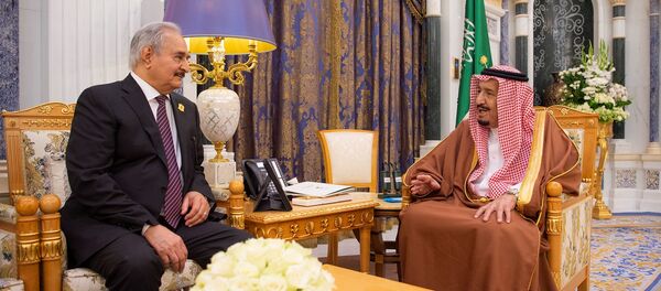 العاهل السعودي سلمان بن عبد العزيز يلتقي القائد العسكري الليبي خليفة حفتر في الرياض العاهل السعودي سلمان بن عبد العزيز يلتقي القائد العسكري الليبي خليفة حفتر في الرياض - سبوتنيك عربي