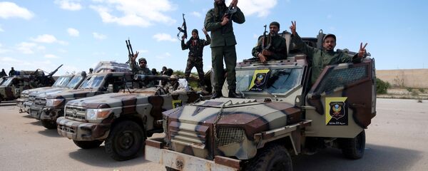 قوات من الجيش الوطني الليبي بقيادة خليفة حفتر يخرجون من بنغازي لتعزيز القوات التي تتقدم إلى طرابلس في بنغازي - سبوتنيك عربي