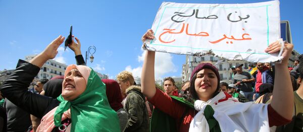 احتجاج بعد أن عين البرلمان رئيس مجلس الشيوخ عبد القادر بن صالح رئيسا مؤقتا في الجزائر العاصمة - سبوتنيك عربي