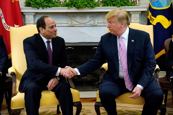 الرئيس الأمريكي ترامب يرحب بالرئيس السيسي في البيت الأبيض بواشنطن الرئيس الأمريكي ترامب يرحب بالرئيس السيسي في البيت الأبيض بواشنطن - سبوتنيك عربي