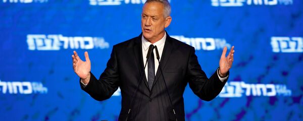 بني غانتس رئيس حزب أبيض أزرق يلقي كلمة بعد الإعلان عن استطلاعات الرأي في الانتخابات البرلمانية الإسرائيلية في مقر حزبه في تل أبيب - سبوتنيك عربي