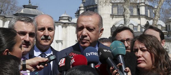 الرئيس التركي رجب طيب أردوغان يتحدث لوسائل الإعلام أثناء الانتخابات البلدية في تركيا - سبوتنيك عربي