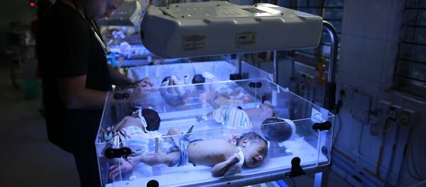 طفل في عناية بالمستشفى - سبوتنيك عربي