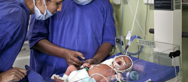 طفل في عناية بالمستشفى - سبوتنيك عربي