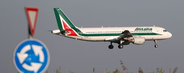 طائرة تابعة لشركة أليطاليا إيرباص A320 تقترب من الهبوط في مطار فيوميتشينو في روما طائرة تابعة لشركة أليطاليا إيرباص A320 تقترب من الهبوط في مطار فيوميتشينو في روما - سبوتنيك عربي