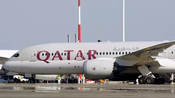 طائرة بوينغ 787 تابعة للخطوط الجوية القطرية في مطار ليوناردو دا فينشي فيوميتشينو في روما - سبوتنيك عربي