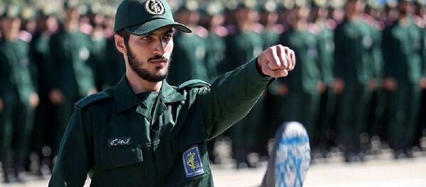 ضابط إيراني من الحرس الثوري يرفع علم إسرائيل على حذائه - سبوتنيك عربي