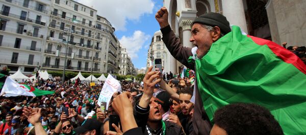 رجل يحتج على تعيين الرئيس المؤقت عبد القادر بن صالح ويطالب بإجراء تغييرات جذرية في النظام السياسي في الجزائر العاصمة - سبوتنيك عربي