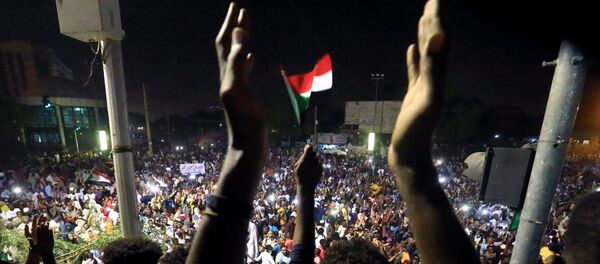 متظاهرون سودانيون في مظاهرة تطالب الرئيس السوداني عمر البشير بالتنحي خارج وزارة الدفاع في الخرطوم - سبوتنيك عربي