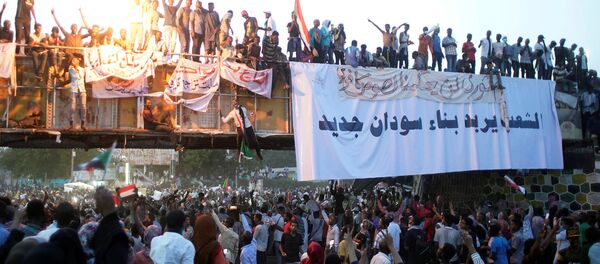مظاهرة احتجاج تطالب الرئيس السوداني عمر البشير بالتنحي خارج وزارة الدفاع في الخرطوم - سبوتنيك عربي