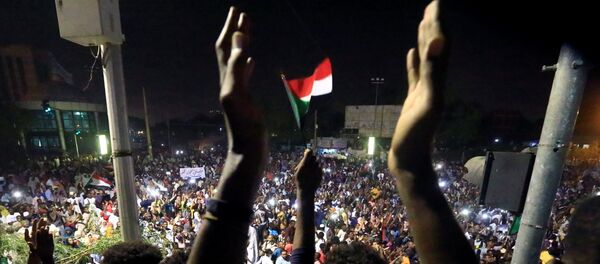 متظاهرون في السودان يطالبون بتنحي الرئيس عمر البشير - سبوتنيك عربي