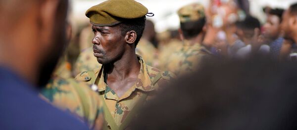 جندي سوداني يقف وسط مظاهرة تطالب بتنحي عمر البشير في السودان - سبوتنيك عربي