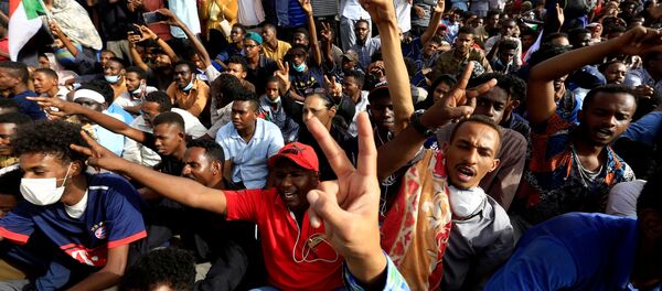 مظاهرات، الشعب يطالب بتنحي الرئيس السودان عمر البشير، الخرطوم، السودان 11 أبريل/ نيسان 2019 - سبوتنيك عربي