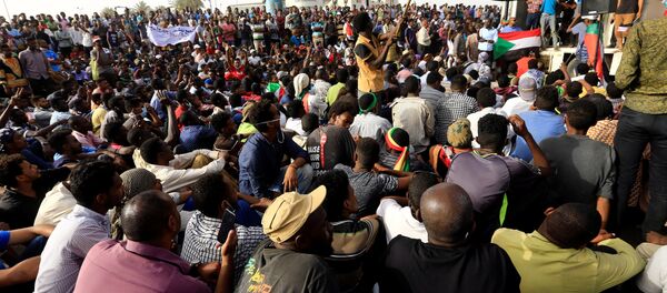 مظاهرات، الشعب يطالب بتنحي الرئيس السودان عمر البشير، الخرطوم، السودان 11 أبريل/ نيسان 2019 مظاهرات، الشعب يطالب بتنحي الرئيس السودان عمر البشير، الخرطوم، السودان 11 أبريل/ نيسان 2019 - سبوتنيك عربي