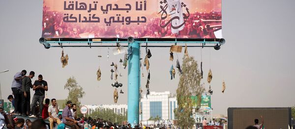 مظاهرات، الشعب يطالب بتنحي الرئيس السودان عمر البشير، الخرطوم، السودان 11 أبريل/ نيسان 2019 - سبوتنيك عربي