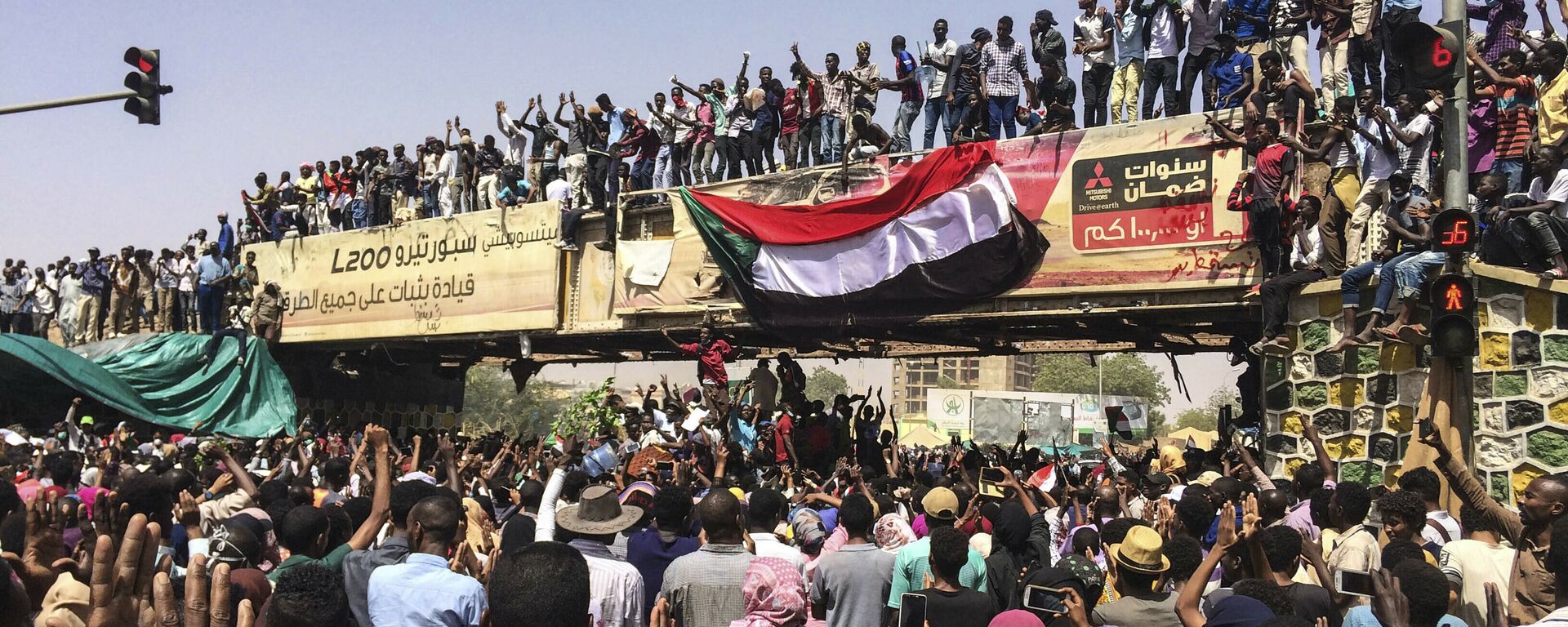مظاهرات، الشعب يطالب بتنحي الرئيس السودان عمر البشير، الخرطوم، السودان 11 أبريل/ نيسان 2019 - سبوتنيك عربي, 1920, 02.10.2022