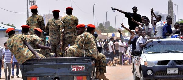 مظاهرات سودانية تحتفل وهي تسير باتجاه مركبة عسكرية بالقرب من وزارة الدفاع في الخرطوم مظاهرات سودانية تحتفل وهي تسير باتجاه مركبة عسكرية بالقرب من وزارة الدفاع في الخرطوم - سبوتنيك عربي