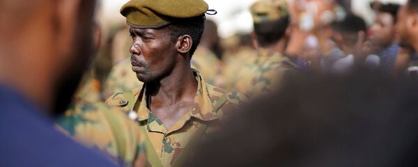 جندي سوداني يقف حذرًا أثناء حضور المتظاهرين مظاهرة احتجاج تطالب الرئيس السوداني عمر البشير بالتنحي خارج وزارة الدفاع في الخرطوم جندي سوداني يقف حذرًا أثناء حضور المتظاهرين مظاهرة احتجاج تطالب الرئيس السوداني عمر البشير بالتنحي خارج وزارة الدفاع في الخرطوم - سبوتنيك عربي