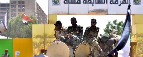 أفراد من الجيش السوداني يجلسون على حاملة جنود مدرعة بالقرب من وزارة الدفاع في الخرطوم - سبوتنيك عربي