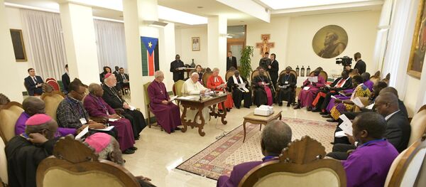 البابا فرنسيس خلال اجتماعه مع قتدة جنوب السودان في الفاتيكان، 11 نيسان/أبريل 2019 - سبوتنيك عربي