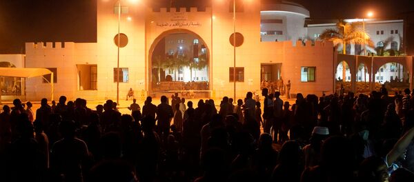 متظاهرون يطالبون الرئيس السوداني عمر البشير بالتنحي خارج وزارة الدفاع في الخرطوم - سبوتنيك عربي
