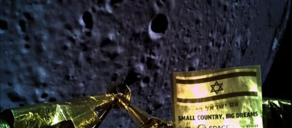 صورة التقطتها مركبة الفضاء الإسرائيلية، بيريشيت، عند هبوطها على سطح القمر - سبوتنيك عربي