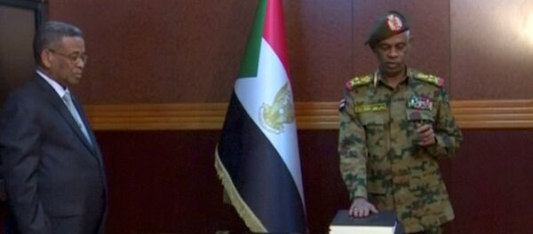 وزير الدفاع السوداني عوض محمد أحمد بن عوف يؤدي اليمين رئيسا للمجلس العسكري الانتقالي - سبوتنيك عربي