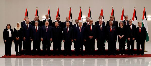 الرئيس الفلسطيني محمود عباس مع أعضاء الحكومة الفلسطينية الجدد أثناء أداءهم اليمين الدستورية - سبوتنيك عربي