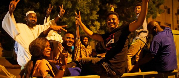 متظاهرون سودانيون يحتفلون بعد تنحي وزير الدفاع عوض بن عوف من رئاسة المجلس العسكري الحاكم في البلاد متظاهرون سودانيون يحتفلون بعد تنحي وزير الدفاع عوض بن عوف من رئاسة المجلس العسكري الحاكم في البلاد - سبوتنيك عربي