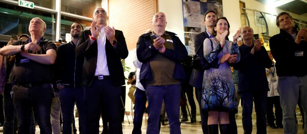 رد فعل الناس وهم يشاهدون المركبة الفضائية الإسرائيلية وهي تحاول الهبوط على سطح القمر - سبوتنيك عربي