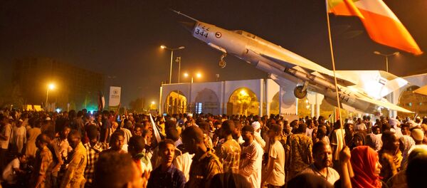 متظاهرون سودانيون يحتفلون بعد تنحي وزير الدفاع عوض بن عوف كرئيس للمجلس العسكري الحاكم في البلاد متظاهرون سودانيون يحتفلون بعد تنحي وزير الدفاع عوض بن عوف كرئيس للمجلس العسكري الحاكم في البلاد - سبوتنيك عربي