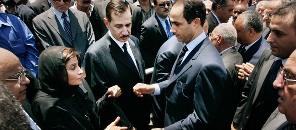 جمال مبارك نجل الرئيس المصري حسني مبارك (يمين الوسط) يمد يده إلى منى عبد الناصر (يسار الوسط) أرملة أشرف مروان في جنازة زوجها في القاهرة - سبوتنيك عربي